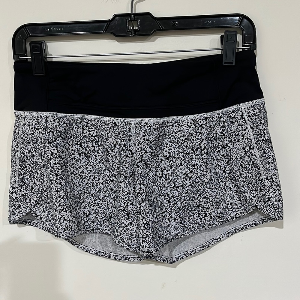 Lululemon blk/ white floral pattern shorts sz 4 excellent condition 4” inseam